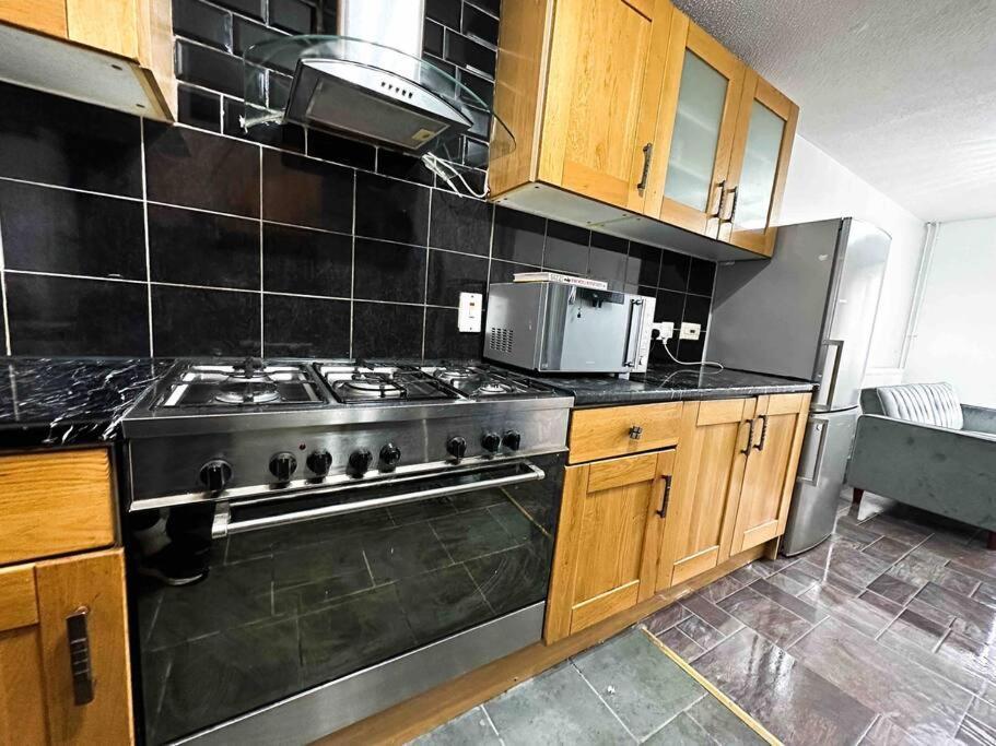 New! 4 Bedroom London House With Garden And Lawn מראה חיצוני תמונה