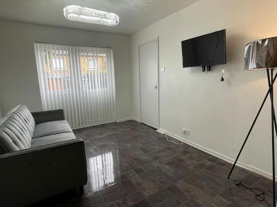 New! 4 Bedroom London House With Garden And Lawn מראה חיצוני תמונה