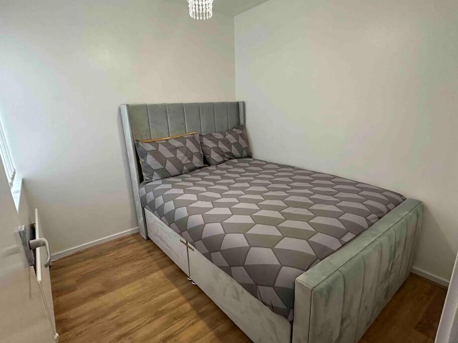 New! 4 Bedroom London House With Garden And Lawn מראה חיצוני תמונה